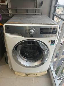 a washing machine sitting on top of a shelf at Udlight ตลาดพูล in Thonhuri