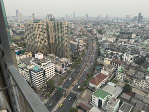 a view of a city from a building at Udlight ตลาดพูล in Thonhuri