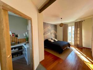 een slaapkamer met een bed en een bureau. bij Villa à flanc de colline in Saint-Ambroix