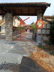 a gate with a red sign in front of a building at Morgen in Aquiléia