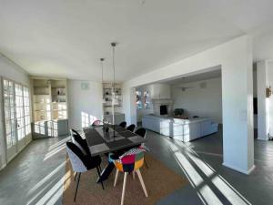 sala de estar con mesa de comedor y sillas en Villa à flanc de colline en Saint-Ambroix