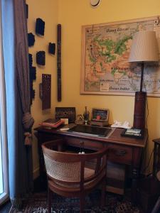 um escritório com uma secretária com um mapa na parede em Villa le Cloky em Thomery
