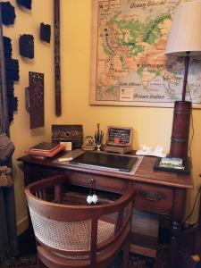 Thomery的住宿－Villa le Cloky，墙上一张桌子和一张地图的办公室