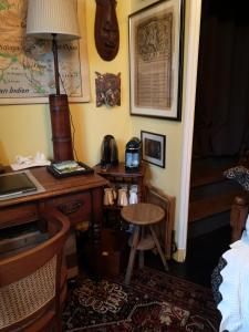 um quarto com uma secretária, uma mesa e um banco em Villa le Cloky em Thomery