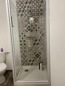 e bagno con doccia e servizi igienici. di L’azur au centre de Vitré et proche château/gare a Vitré