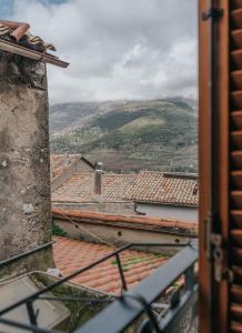 - une vue depuis une fenêtre de toit dans l'établissement A Casa di Marina, à Bassiano
