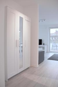 um quarto branco com paredes brancas e uma porta de correr em Fewo-Exklusiv "Hafenkante" em Grossräschen