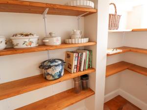 Habitación con estanterías de madera y libros en Moon Field Lodge, en Scunthorpe