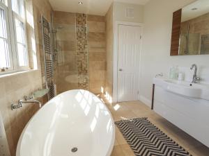 baño grande con bañera y lavamanos en Moon Field Lodge, en Scunthorpe