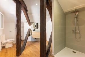 łazienka z prysznicem i toaletą w obiekcie Appartement neuf climatisé tout équipé 2 à 4 couchages w Béziers