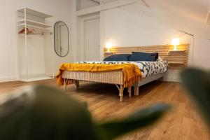 sypialnia z łóżkiem z żółtym kocem w obiekcie Appartement neuf climatisé tout équipé 2 à 4 couchages w Béziers
