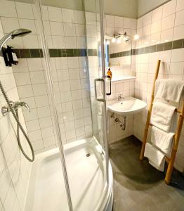 y baño con ducha y lavamanos. en Klostermühle Bursfelde en Hannoversch Münden