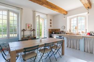 Η κουζίνα ή μικρή κουζίνα στο Bastide de 400m² à Aix