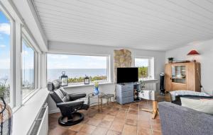 ein Wohnzimmer mit Meerblick in der Unterkunft Cozy Home In Esbjerg V With Wifi in Esbjerg
