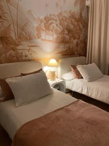 una habitación de hotel con 2 camas y un cuadro en la pared en La Villa, Alojamiento Rural, en Iznájar