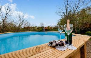 una mesa con copas de vino y un tazón de huevos y una botella de vino en Cozy Home In Donja Stubica With Wifi, en Donja Stubica