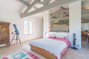 1 dormitorio con cama, cámara y trípode en Bastide de 400m² à Aix, en Aix-en-Provence