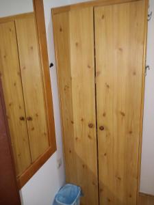 BarakovićiにあるHOSTEL WIENのベッドルーム1室(木製キャビネット、ゴミ箱付)