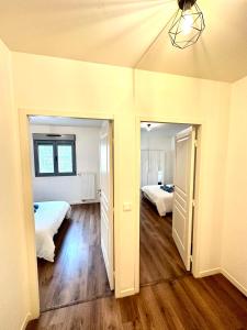 - une chambre avec deux lits et un plafond dans l'établissement Elegant apartment Paris Bagnolet 303, à Bagnolet