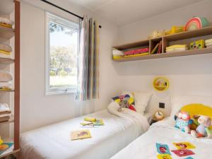 Posteľ alebo postele v izbe v ubytovaní Camping Les Franquettes - Aquatique Vacances
