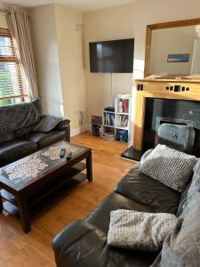 uma sala de estar com um sofá e uma mesa de centro em Home near the River Shannon em Rooskey
