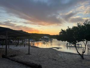 納塔爾的住宿－Apartamento inteiro litoral norte Natal RN，海滩上的日落与水体