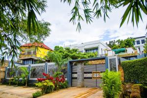 une maison avec un garage en face d'un bâtiment dans l'établissement Casablanca in Kigali, à Kigali