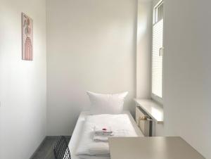 a small room with a bed and a table at Craftsmen´s Comfort - Apartment by Comfort Housing in Falkensee