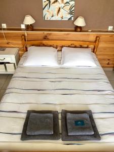 Una cama con dos colchonetas en un dormitorio en Villa des Millepertuis, en Bagnoles de l'Orne