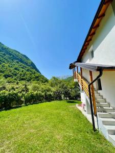 widok na dom z trawnikiem w obiekcie Mountain Oasis w mieście Valbonë
