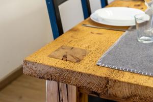 einem Holztisch mit einer Platte darüber in der Unterkunft Casa Graziosa in Campodolcino