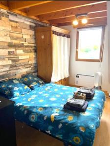 een slaapkamer met een bed met bagage erop bij Entre terre et mer - Penvins in Sarzeau