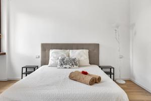 una camera con un letto bianco e una scatola di legno di Alessia's Flat - Bonomelli 2 a Bergamo