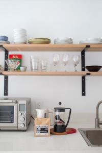 um balcão de cozinha com um micro-ondas e copos de vinho em Garden Guest Suite em Brooklyn