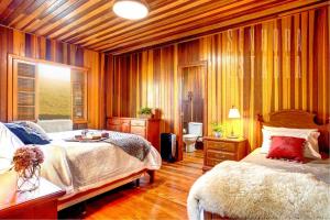a bedroom with two beds and a window at Casa Araguaia Rural Pôr-do-sol. Casa de Campo #18 in Florianópolis