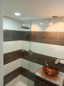 a bathroom with a sink and a glass shower at Lindo Apartamento en alquiler in Rionegro