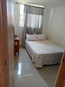 a small bedroom with a bed and a window at Lindo Apartamento en alquiler in Rionegro