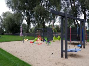 格但斯克新莊園的住宿－Domek pod wierzbami，公园里带玩具的游乐场