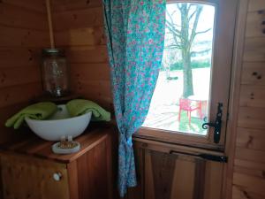 Le Mesnil-GarnierLe Val Daninière B&B Adult only的一间窗户的房间,一个碗在柜台上