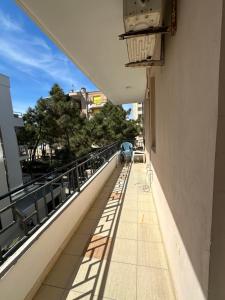 balcone di un edificio con vista sulla strada di Paradise apartman a Durrës