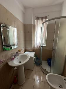 bagno con lavandino e doccia di Paradise apartman a Durrës