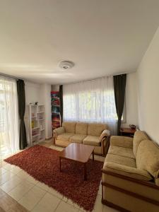 un soggiorno con 2 divani e un tavolino da caffè di Paradise apartman a Durrës