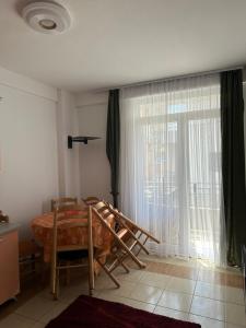 un soggiorno con sedia e finestra di Paradise apartman a Durrës