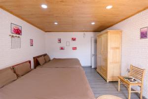 ein Schlafzimmer mit einem Bett und einer Holzdecke in der Unterkunft Scent Room - Village in Da Lat