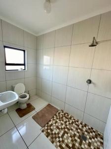 La salle de bains est pourvue de toilettes et d'un lavabo. dans l'établissement Coral Bliss, à Walvis Bay