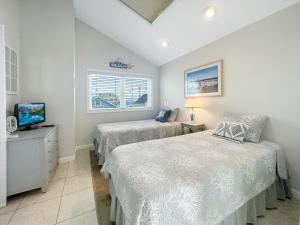 - une chambre avec 2 lits et une télévision dans l'établissement Seascapes - W153 home, à Wells