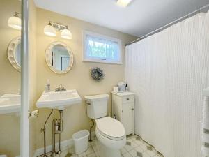 Et badeværelse på Seascapes - W153 Brought to you by GetAway Vacations + 18 billeder