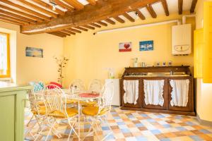 - une cuisine et une salle à manger avec une table et des chaises dans l'établissement La Casa del Pescatore - Lake Trasimeno's Retreat, à San Feliciano