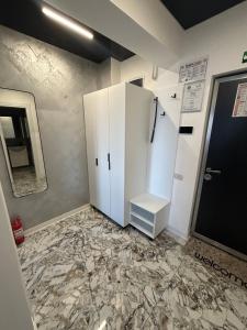 uma cozinha com um frigorífico branco e piso em mármore em Perla Home em Popeşti-Leordeni