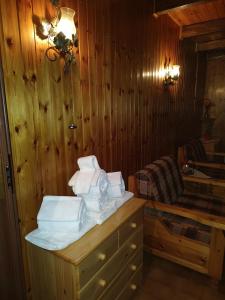 a room with a pile of towels on a counter at MONTAGNA CHE PASSIONE in Chiomonte